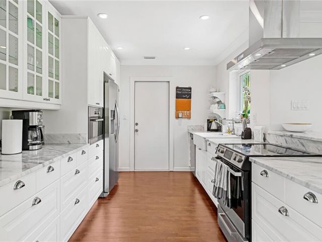 Дом в аренду по адресу 2360 NE 15th Terrace - фото 6694101