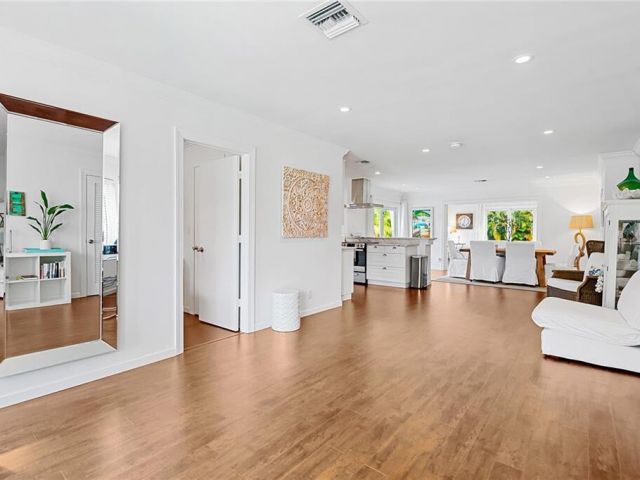 Дом в аренду по адресу 2360 NE 15th Terrace - фото 6694102