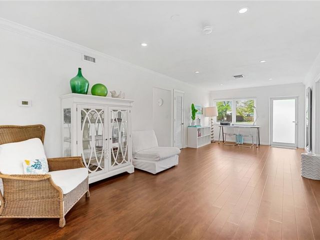 Дом в аренду по адресу 2360 NE 15th Terrace - фото 6694103