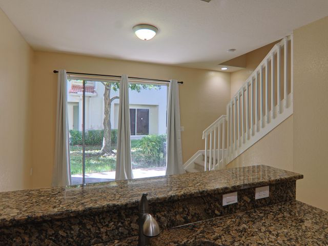 Дом в аренду по адресу 21211 NW 14th Place 3-27 - фото 6665151