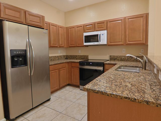 Дом в аренду по адресу 21211 NW 14th Place 3-27 - фото 6665152