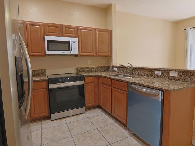 Дом в аренду по адресу 21211 NW 14th Place 3-27 - фото 6665153