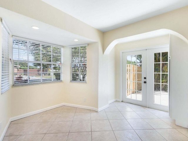 Продажа дома по адресу 272 NE 13th Street - фото 6668977