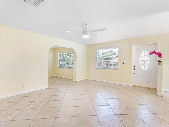 Продажа дома по адресу 272 NE 13th Street - фото 6668979