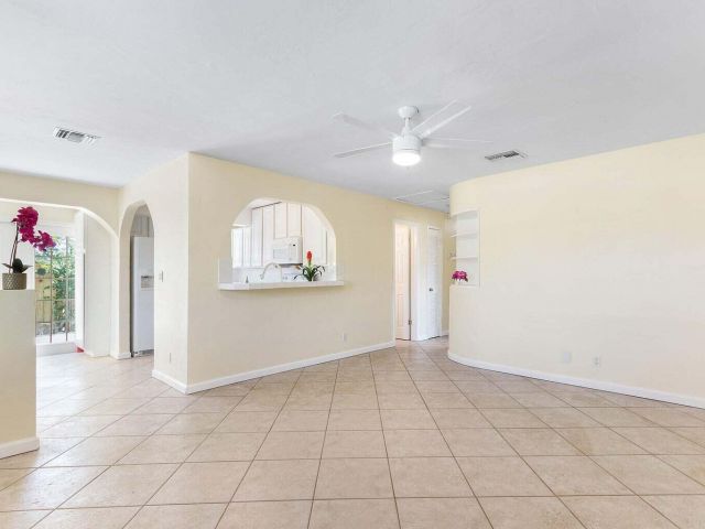 Продажа дома по адресу 272 NE 13th Street - фото 6668981