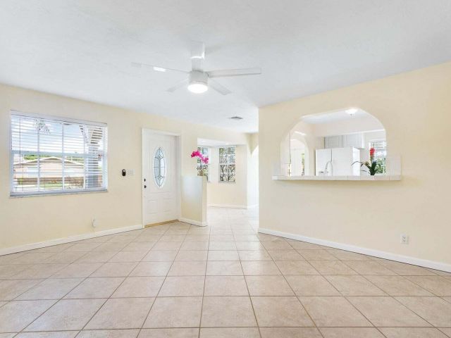 Продажа дома по адресу 272 NE 13th Street - фото 6668982