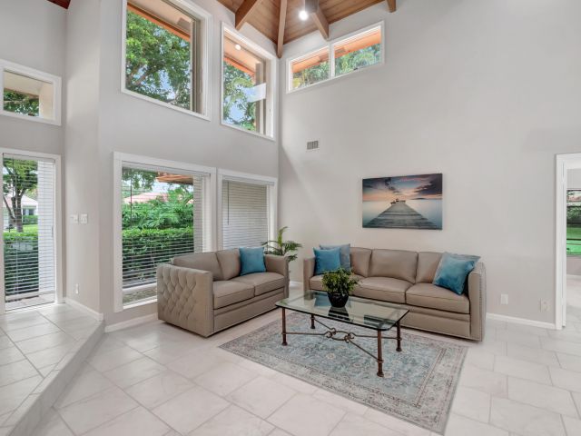 Дом в аренду по адресу 2244 NW 39th Drive - фото 6706814