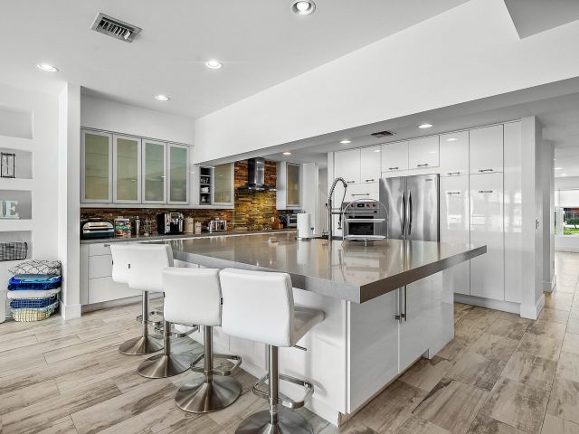 Продажа дома по адресу 740 NE 36th Street - фото 6688836