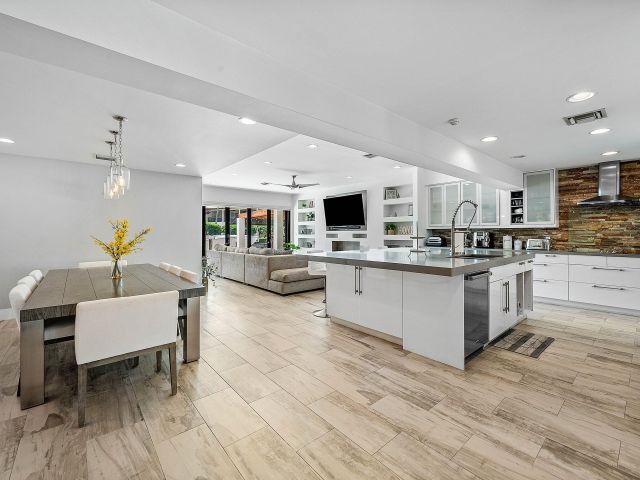 Продажа дома по адресу 740 NE 36th Street - фото 6688837