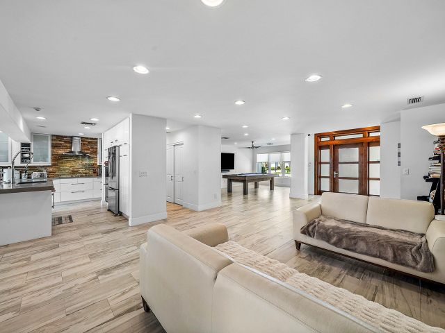 Продажа дома по адресу 740 NE 36th Street - фото 6688838