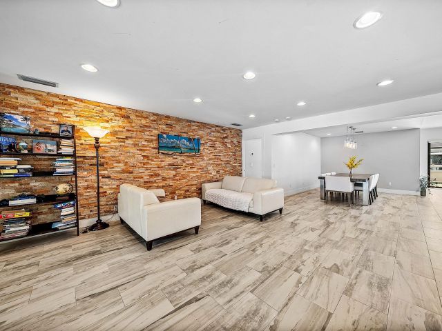 Продажа дома по адресу 740 NE 36th Street - фото 6688839