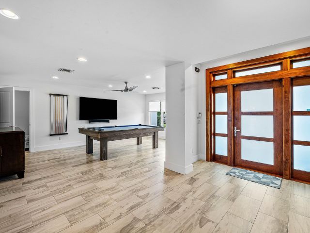 Продажа дома по адресу 740 NE 36th Street - фото 6688842