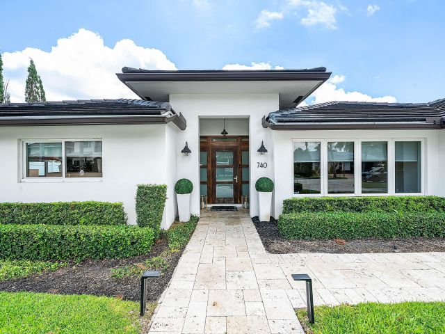 Продажа дома по адресу 740 NE 36th Street - фото 6688843