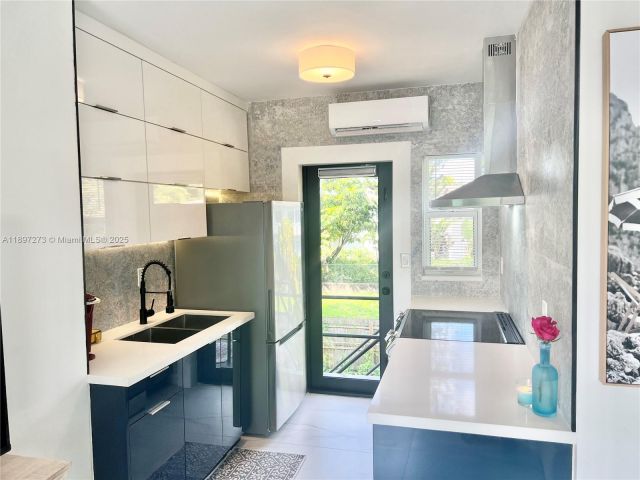 Дом в аренду по адресу 8270 NE 1st Pl 4 - фото 7427434