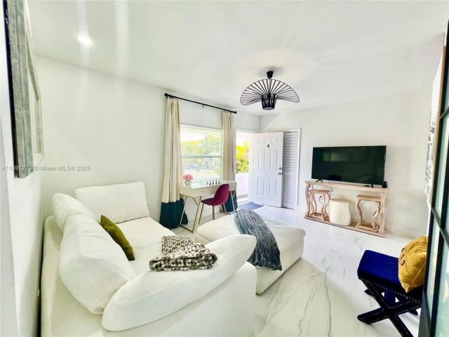 Дом в аренду по адресу 8270 NE 1st Pl 4 - фото 7427436