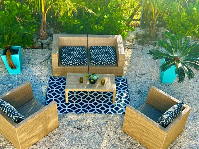 Дом в аренду по адресу 8270 NE 1st Pl 4 - фото 7427446