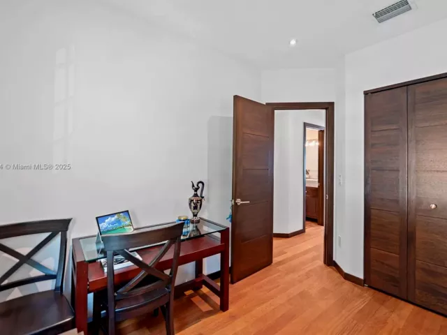 Продажа дома по адресу 261 Navarre Ave A-3 - фото 6967230