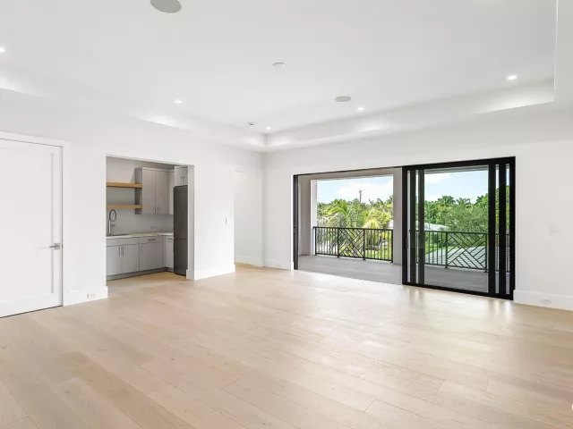 Продажа дома по адресу 2609 NE 27th Way - фото 9372015