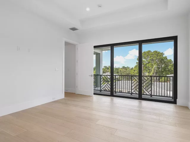 Продажа дома по адресу 2609 NE 27th Way - фото 9372020