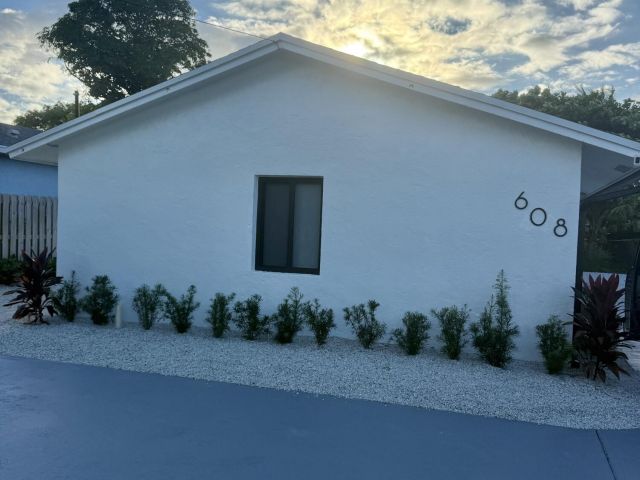 Дом в аренду по адресу 608 SE 2nd Avenue Avenue - фото 6669238