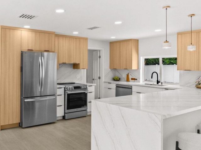 Дом в аренду по адресу 608 SE 2nd Avenue Avenue - фото 6669242