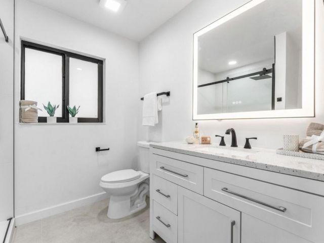 Дом в аренду по адресу 608 SE 2nd Avenue Avenue - фото 6784471