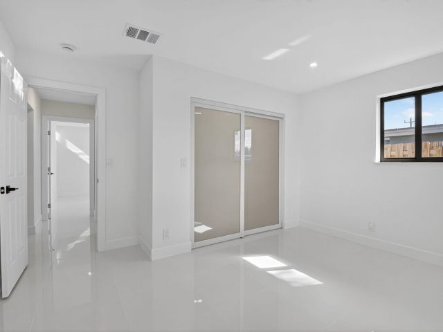 Дом в аренду по адресу 513 Lindell Boulevard - фото 6673846