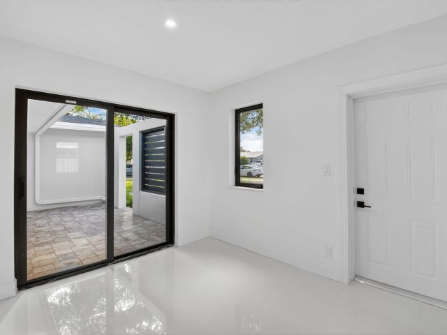 Дом в аренду по адресу 513 Lindell Boulevard - фото 6673849