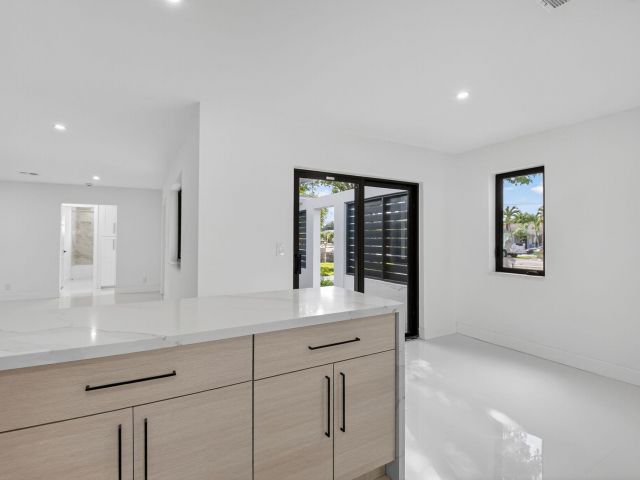 Дом в аренду по адресу 513 Lindell Boulevard - фото 6673850