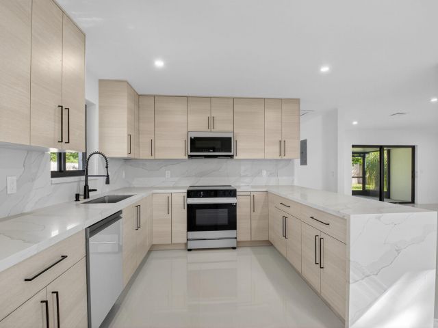 Дом в аренду по адресу 513 Lindell Boulevard - фото 6673851