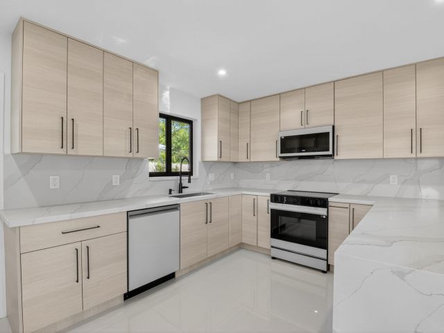 Дом в аренду по адресу 513 Lindell Boulevard - фото 6673852