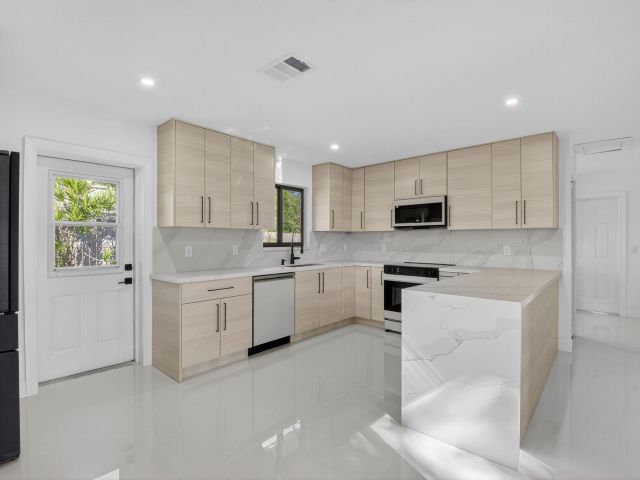 Дом в аренду по адресу 513 Lindell Boulevard - фото 6673853