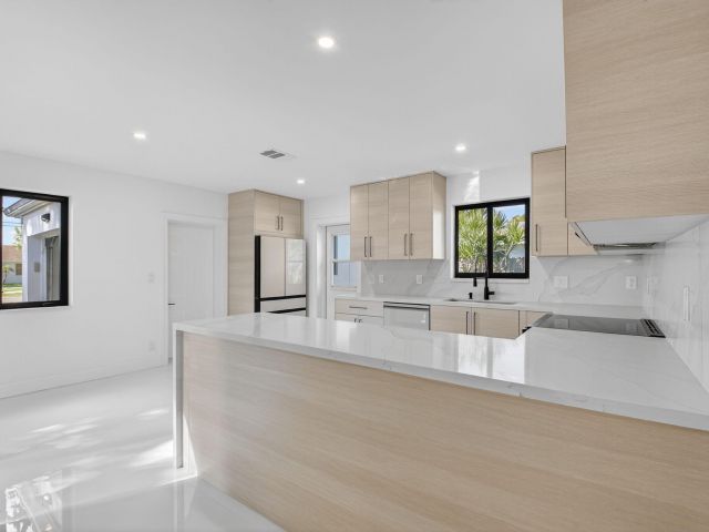 Дом в аренду по адресу 513 Lindell Boulevard - фото 6673854