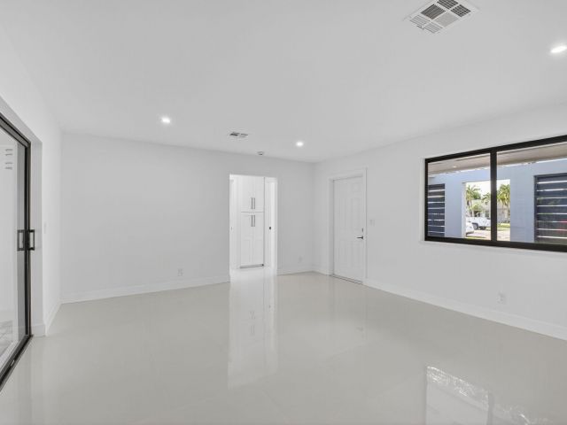 Дом в аренду по адресу 513 Lindell Boulevard - фото 6673855