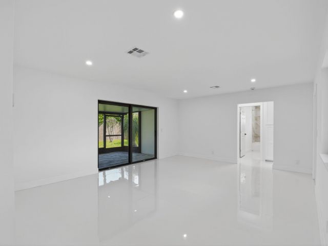 Дом в аренду по адресу 513 Lindell Boulevard - фото 6673856