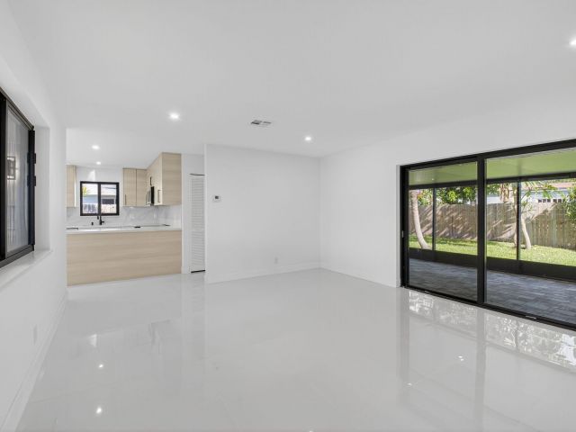 Дом в аренду по адресу 513 Lindell Boulevard - фото 6673857