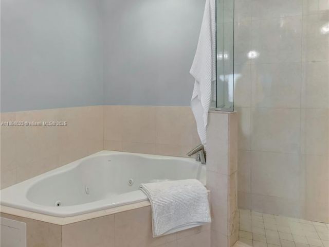 Продажа дома по адресу 18409 NE 27th Ct 156 - фото 6671795