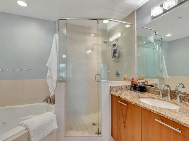 Продажа дома по адресу 18409 NE 27th Ct 156 - фото 6671796