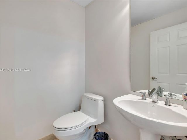 Продажа дома по адресу 18409 NE 27th Ct 156 - фото 6671799