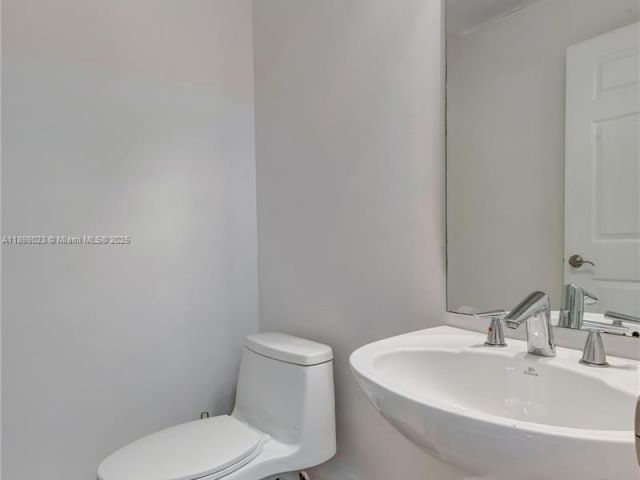 Продажа дома по адресу 18409 NE 27th Ct 156 - фото 6671800