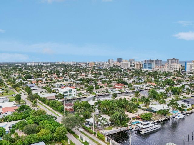 Продажа дома по адресу 2731 NE 5th Street - фото 6704040