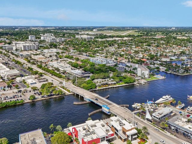 Продажа дома по адресу 2731 NE 5th Street - фото 6704041