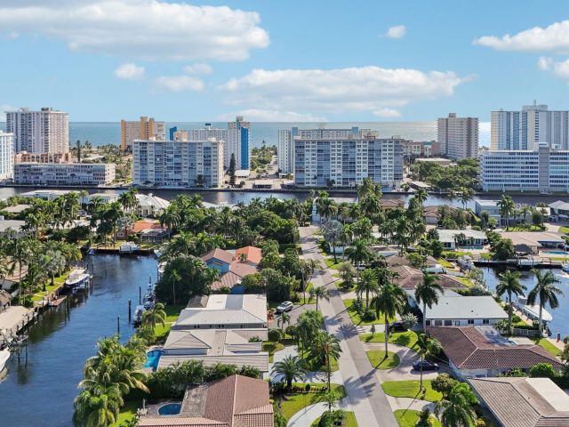 Продажа дома по адресу 2731 NE 5th Street - фото 6704042