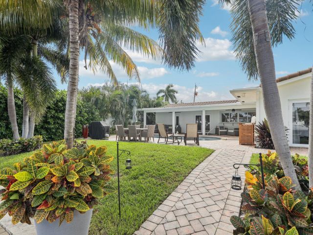 Продажа дома по адресу 2731 NE 5th Street - фото 6704051