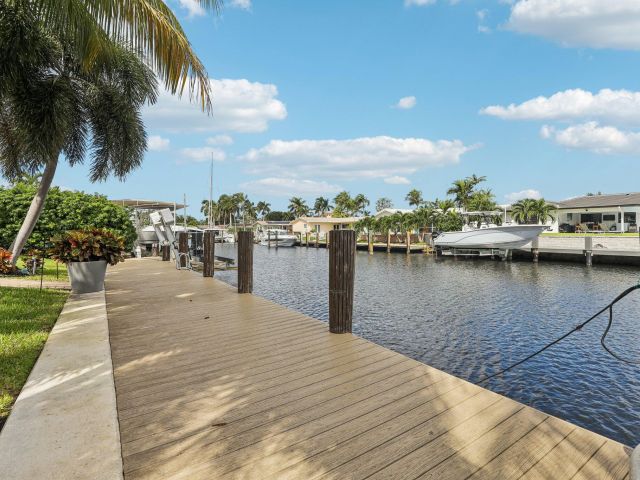 Продажа дома по адресу 2731 NE 5th Street - фото 6704054