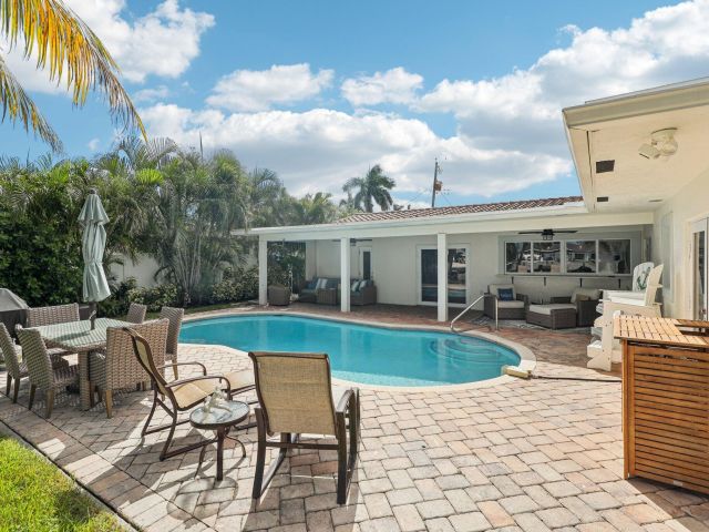 Продажа дома по адресу 2731 NE 5th Street - фото 6704056