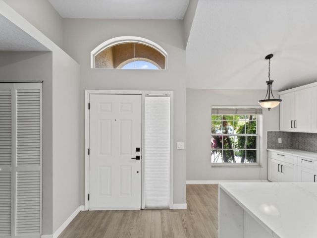 Продажа дома по адресу 2022 Bonisle Circle - фото 6688261