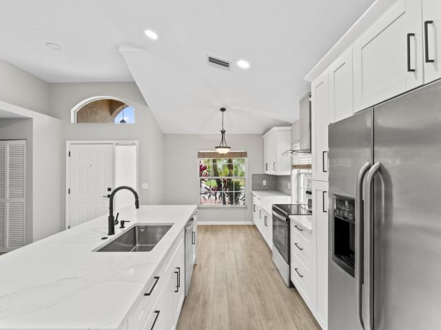 Продажа дома по адресу 2022 Bonisle Circle - фото 6688271