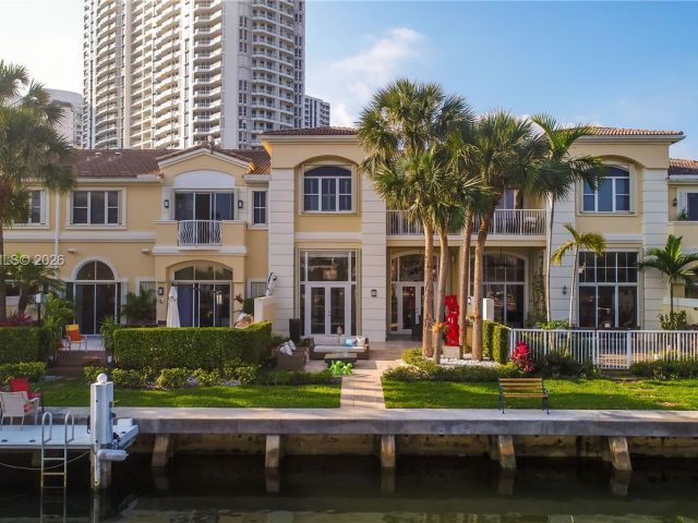 Продажа дома по адресу 3705 NE 214 St 13 - фото 7476474