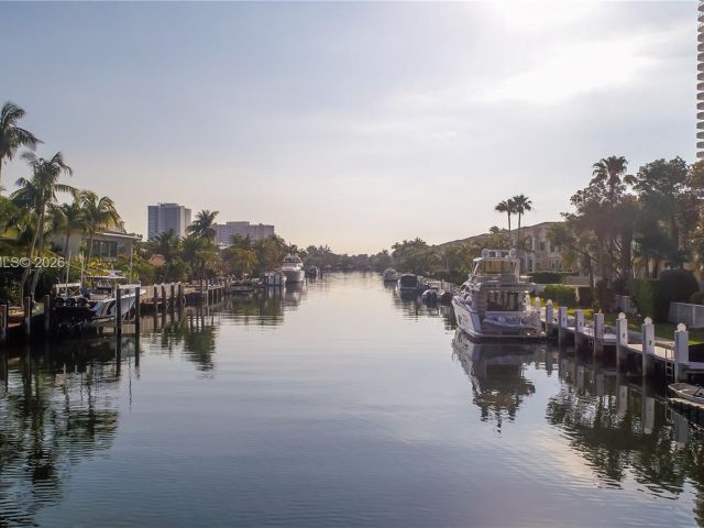 Продажа дома по адресу 3705 NE 214 St 13 - фото 7476475